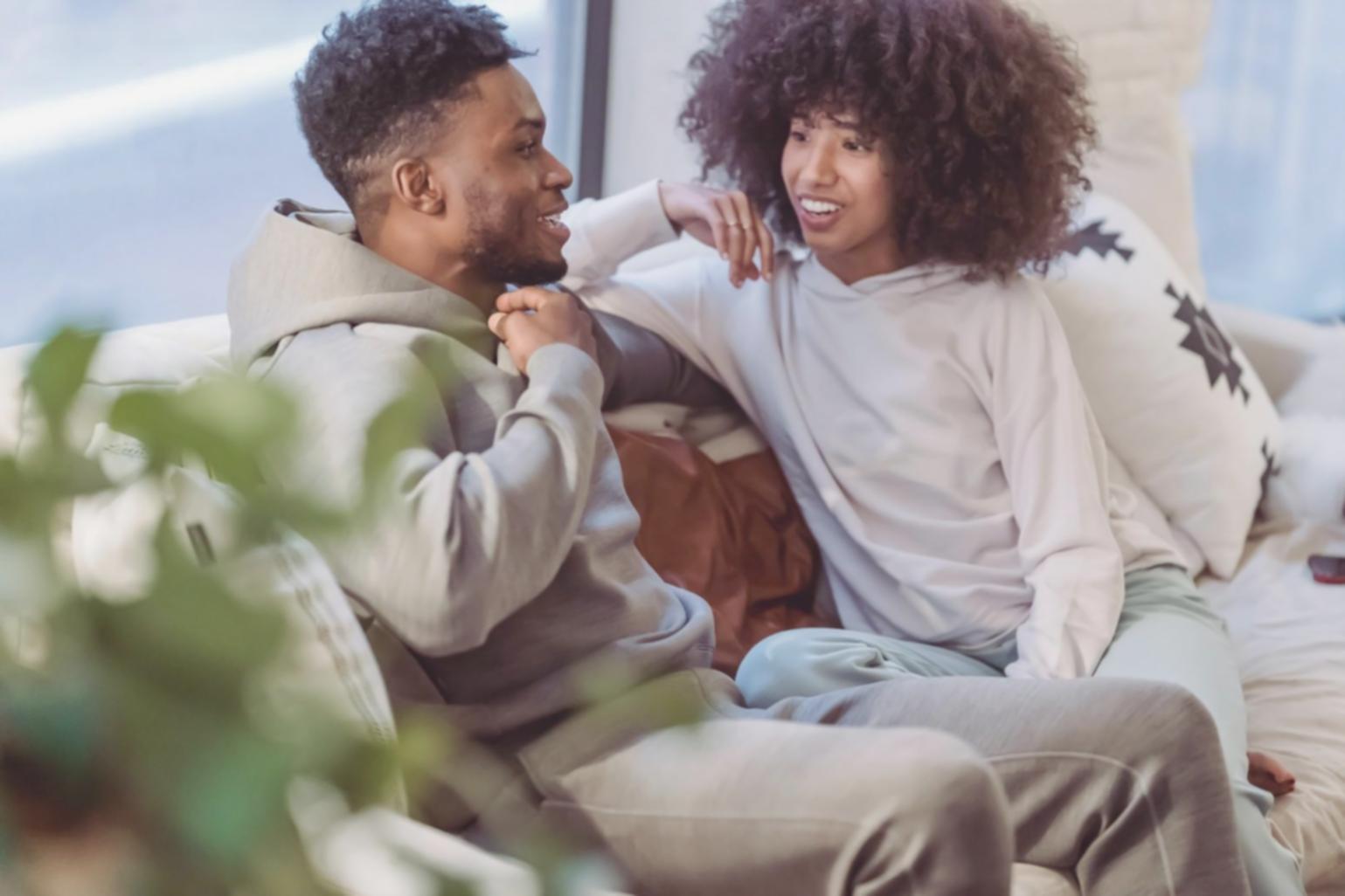 Famiglia che condivide momenti di crescita insieme